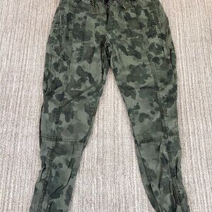 Anthropologie women’s XS Olive Camo Cargo Joggers